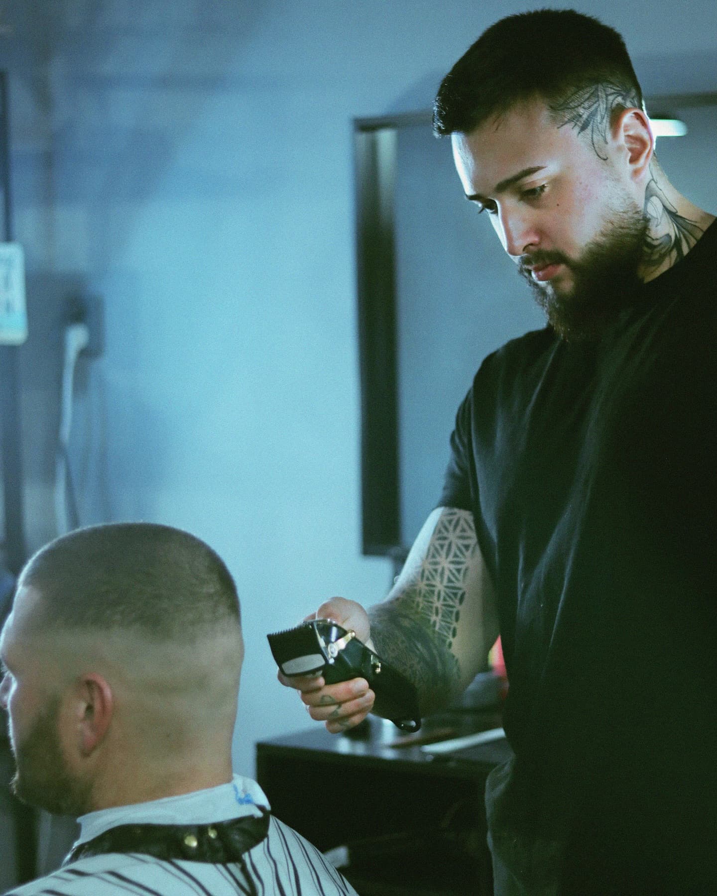 Precizní střih strojkem